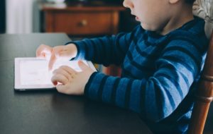 10 conseils pour prévenir l’addiction aux écrans de votre enfant
