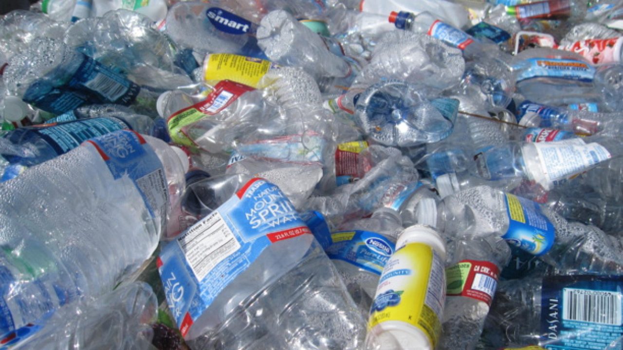 Dans les aéroports de Los Angeles, la vente de bouteilles d'eau en plastique  est désormais interdite