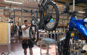 Tuto vélo : apprendre à changer une chambre à air - WE DEMAIN