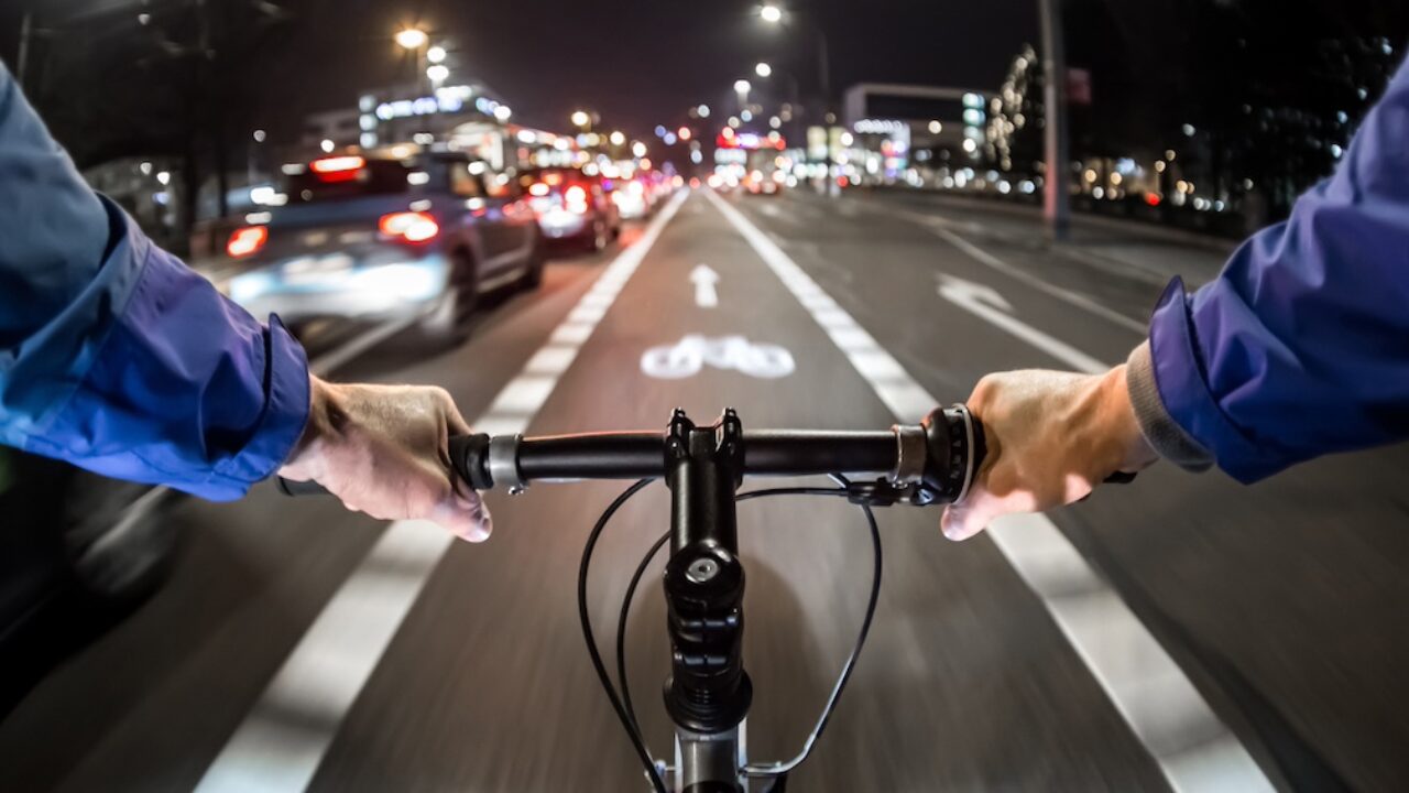Éclairage à vélo : comment bien s'équiper pour circuler la nuit