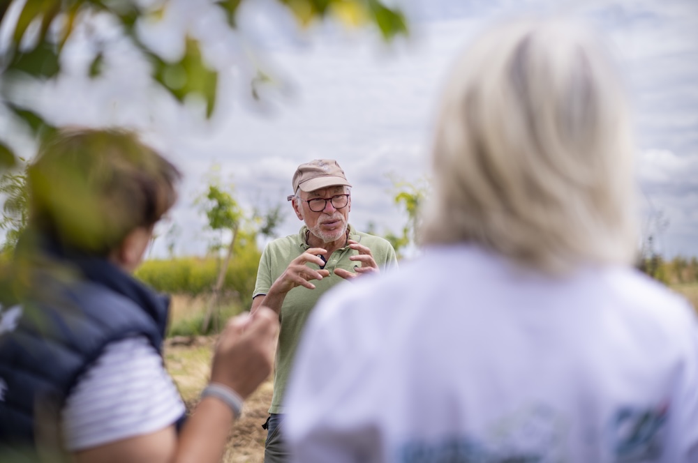 Jean-Marie Lioult explique avec passion le fonctionnement de sa ferme et de son association loi 1901, Grâce au Jardin. Crédit : Jérémy Lempin / WD.