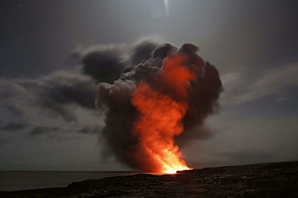 volcan en éruption