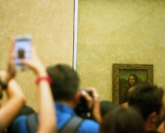 Musées et selfies : quand l’art devient décor, l’expérience se transforme